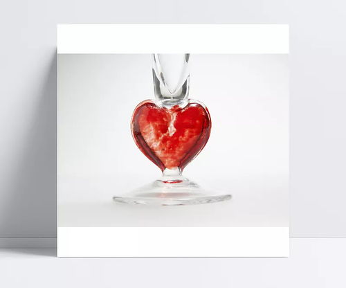 裝著紅色液體的心形玻璃工藝品 藝術(shù)與實用的完美結(jié)合