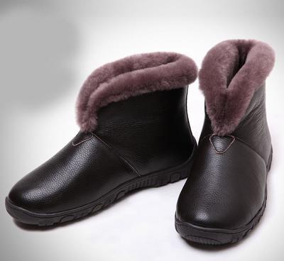 武漢大鵬秋冬新款牛面皮男式室內(nèi)保暖靴 中筒鏤空馬丁靴 價格、廠家與產(chǎn)品解析